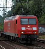 145 066-7 fhrt am 1.8.10 durch den Harburger Bahnhof.