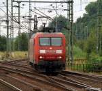 145 069-1 wechselt direkt vor der Linse des Fotografen das Gleis. HH-Harburg, den 1.8.10