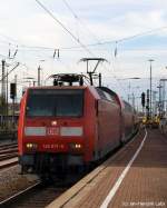 Mit dem RE6 nach Minden (Westf.) rollt 146 017-9 am 23.10.10 in den Dortmunder Hbf. ein.