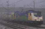 146 535-0  Rizzi  fhrt am 27.11.10 mit dem MEr nach Tostedt aus dem Bhf. Hamburg-Harburg ab und verschwindet wenige Augenblicke spter in der Nebelwand.