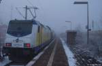 Am Bahnsteiggleis 2 im Bhf. Stelle steht am Nachmittag des 27.11.10 der MEr nach Hamburg-Harburg mit der Schublok 146 534-3.