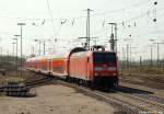 146 007-0 rollt am 9.4.11 mit dem RE 2 nach Mnster (Westf) Hbf. in den Duisburger Hbf. ein.