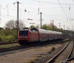 Mit dem RE 5 nach Emmerich am Haken fhrt 146 022-9 am 9.4.11 in den Hbf. Duisburg ein.