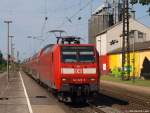 Mit dem RE 1 nach Hamm (Westf) fhrt 146 020-3 am 4.6.11 in den Bhf. Kamen ein.
