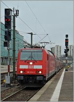 Die DB 146 214-2 erreicht mit ihrem Doppelstockzug Stuttgart.