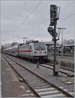 Die DB 147 551 wartet mit ihrem IC Singen - Stuttgart in Radolfzell auf die Fahrt zur Bereitstellung ihres Zuges in Singen.