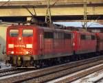 151 096-5 und 151 099-9 fahren am 4.12.10 gemeinsam durch den Harburger Bahnhof.