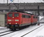 151 112-0 und 151 098-1 fahren am 16.12.10 gemeinsam durch den verschneiten Bahnhof Hamburg-Harburg.