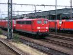 BR 6151/112222/eine-db-151-ist-am-16082010 Eine DB 151 ist am 16.08.2010 im Hauptbahnhof von Wanne-Eickel unterwegs.