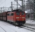151 098-8 rauscht am 30.12.10 durch den Bhf. Hamburg-Harburg.