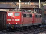 151 098-1 und 151 102-0 rollen am 8.1.11 durch den Harburger Bahnhof.