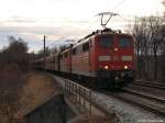 151 110-4 und 151 106-2 ziehen am 12.2.11 im leichten Gegenlicht einen Kohlen-Leerpark durch Moorburg.