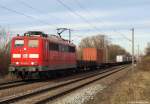 Mit einem Containerzug rollt 151 026-2 am 12.2.11 durch Moorburg.
