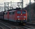 151 096-5 fhrt mitsamt einer ihrer Schwestern durch den Bhf. Hamburg-Harburg. 11.2.11