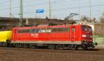 151 138-5 in Schrglage und mit vielen gelben Chemikalienwaggons am Haken in HH-Harburg. 30.3.11
