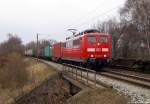 Mit einem bunten Containerzug am Haken rollt 151 062-7 am 31.3.11 durch Moorburg in den Hafen rein.
