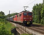 151 119-5 und 151 104-7 fahren am 21.5.11 mit einem Erzbomber-Leerpark durch Moorburg.