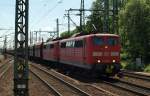 151 166-6 mit Schwestermaschine und einem langen Kohlependel rattern durch Harburg. 03.06.11