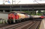 295 054-1 rollt mit einem ler durch Harburg und im Hintergrund wartet 151 012-2 auf freie Fahrt. 21.06.12