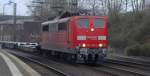 Wenig Mhe mit den rund 50 leeren Containerwaggons hatte die 151 076-7 als sie am 29.12.2009 leicht angefroren...durch den HH-Harburger Bhf. fuhr.