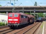 151 083-3 fuhr mit einem Mischer zur Mittagszeit durch den Bahnhof Hamburg-Harburg am 24.6