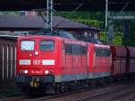 151 094-0 und 151 098-1 fuhren mit 40 6-achsigen Faals Kohlewaggons durch HH-Harburg. 15.7.10