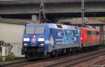 152 138-4 fhrt am 2.10.10 mit der 151 042-9 im Schlepp durch den Bhf. Hamburg-Harburg.