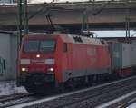 090. 152 095-6 kam mit einem Containerzug aus dem Hafen durch Harburg gefahren. 4.12.10