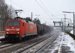 152 069-1 rauscht am 16.12.10 mit einem ler durch den Bhf. Ashausen.