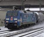 152 138-4 poltert am Mittag des 16.12.10 durch den Harburger Bahnhof.
