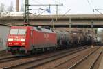 152 106-1 rollt hier mit einem kurzen Chemi-Zug durch Harburg. 30.3.11