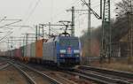 152 135-0 einer der DB Albatros Loks rollt hier mit einem Containerzug durch Harburg. 30.3.11