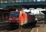 152 167-3 mit leerem Containerzug von vorne aufgenommen und....