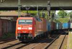 152 050-1 fhrt hier mit einem langen Containerzug an den Fotografen vorbei. 7.5.11