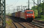 152 054-3 mit einem wenig ausgelasteten Containerzug. 7.5.11