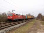 Mit vielen bunten Containern am Haken rollt 152 056-8 am 31.3.11 durch Moorburg.