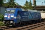 152 137-6 der TFG als Zuglok eines langen Containerzuges. 01.06.11