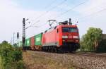 Mit vielen bunten Containerwaggons fhrt 152 164-0 am 4.6.11 durch Nordbgge.