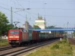 152 150-9 fhrt am 21.5.11 mit einem bunten Containerzug durch den Bhf. Tostedt.