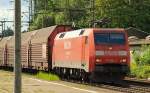 152 082-4 rollt hier mit einem Autotransportzug durch Harburg. 01.07.11