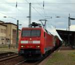 Mit einem gemischten Gterzug durchfuhr 152 108-7 den Bahnhof von Merseburg am 23.7.11.