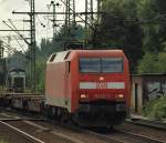152 144-2 rollt hier mit einem wenig beladenem Containerzug durch Harburg. 19.8.11