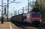 152 161-6 fhrt mit einem kurzen Autozug durch Harburg. 30.9.11
