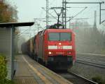 152 004-8 und 295 018-6 mit einem kurzen Bauzug und der bergabe fr Fensburg- Weiche und freundlichem Gru des Tf fotografiert in Schleswig. 28.10.11 Bearbeitete Version
