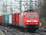 152 020-4 rumpelt hier mit einem Containerzug durch Harburg. 07.01.12