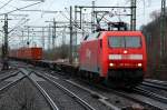 Und noch eine....152 020-4 mit einem Containerzug festgehalten in HH-Harburg. 7.1.12