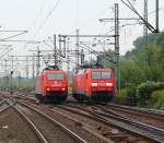 152 098-0 und 121-0 im Begegnungsverkehr in HH-Harburg, 07.09.12