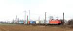 152 051-9 fuhr am 13.4.13 mit einem langen Containerzug bei Rssing durch die Landschaft.
