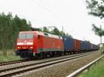 152 047 mit einem Containerzug nach Leipzig bei Elsterwerda. 02.05.2013