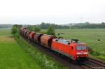 152 146-7 fuhr am 1.6.13 mit einem Güterzug bei Ramelsloh durch die Felder und Wiesen.